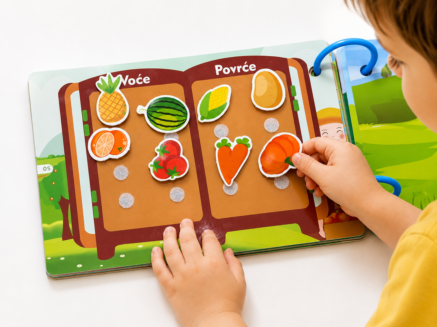 Voće i povrće u Montessori knjizi – razvrstavanje na čičak